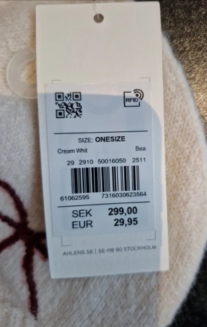 Vit mössa med rosetter Carin Wester - Supersöt vit mössa från Carin Wester med två broderade rosetter i vinrött framtill. Mjuk och stretchig modell, perfekt för kyliga dagar. Tillverkad i en mix av polyester, ull, akryl och elastan för en skön känsla och bra passform. Ny med prislapp kvar o nypris 299 kr.