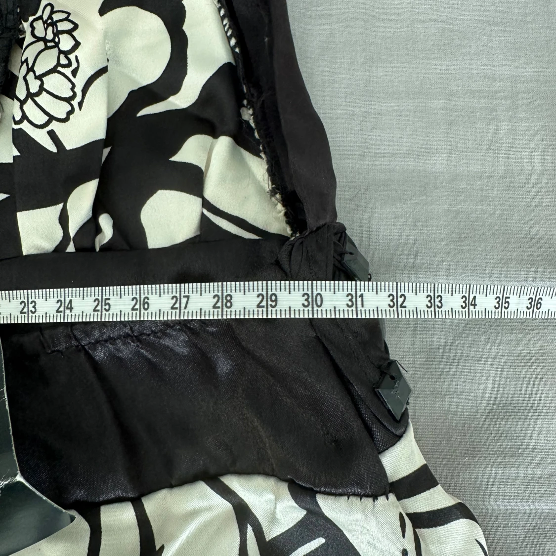 Svartvit halter top med blommönster och paljetter  - 2