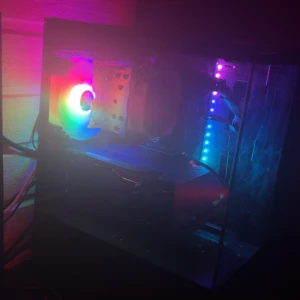 Custom Gaming PC - Gigabyte RTX 2060, Intel i7-8700K -  Köpte den datorn för en månad sen men säljer den eftersom jag ska få ärva en ny dator men det är en Snygg gamingdator med Gigabyte RTX 2060 6GB, Intel Core i7-8700K, ASUS ROG Strix H370I-Gaming, 16GB DDR4 RAM, 512GB NVMe SSD och Noctua NH-U9S kylning. RGB-belysning och Mars Gaming chassi. Mycket bra skick, inga synliga defekter.                                                    !!Pris går att diskuteraas!!!