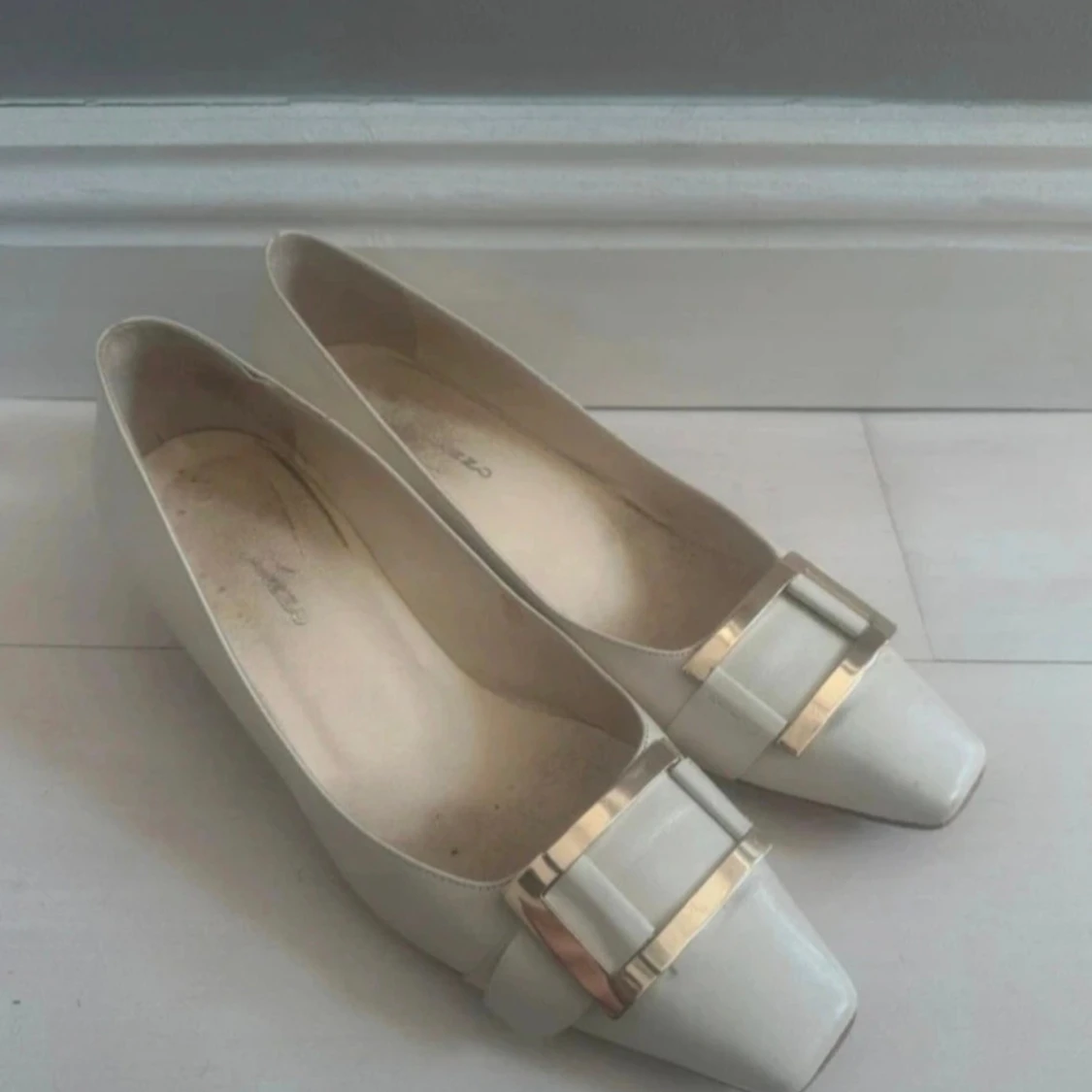 Vita klackskor med gulddetalj - 1