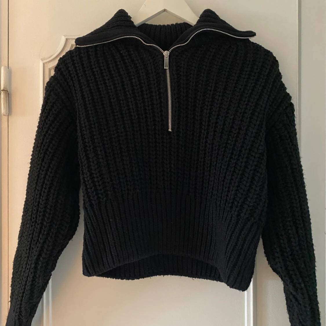Svart stickad tröja med half zip