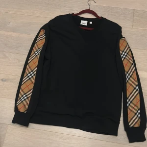 Svart Burberry sweatshirt - Burberry tröja säljes, aldrig använd