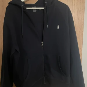 Mörkblå ziphoodie från Polo Ralph Lauren - Mörkblå hoodie från polo Ralph Lauren, mycket bra skick. Nypris 1900 kr