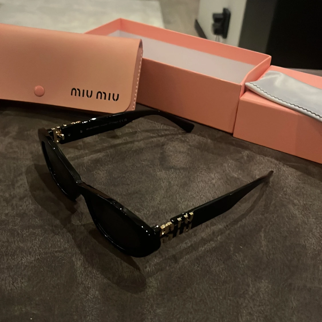 Svarta Miu Miu solglasögon med gulddetaljer - 1
