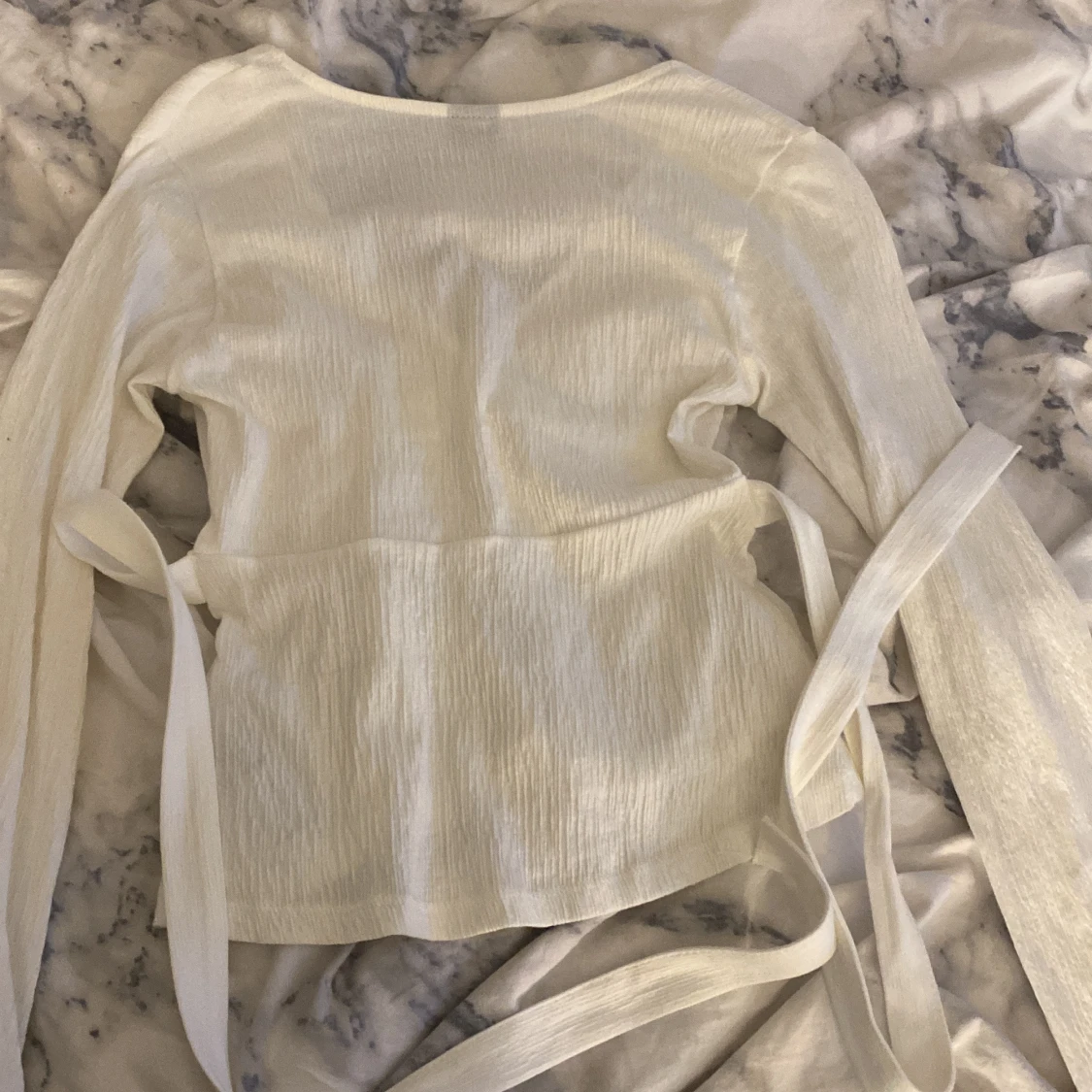 Vit omlottopp med knytband - 1