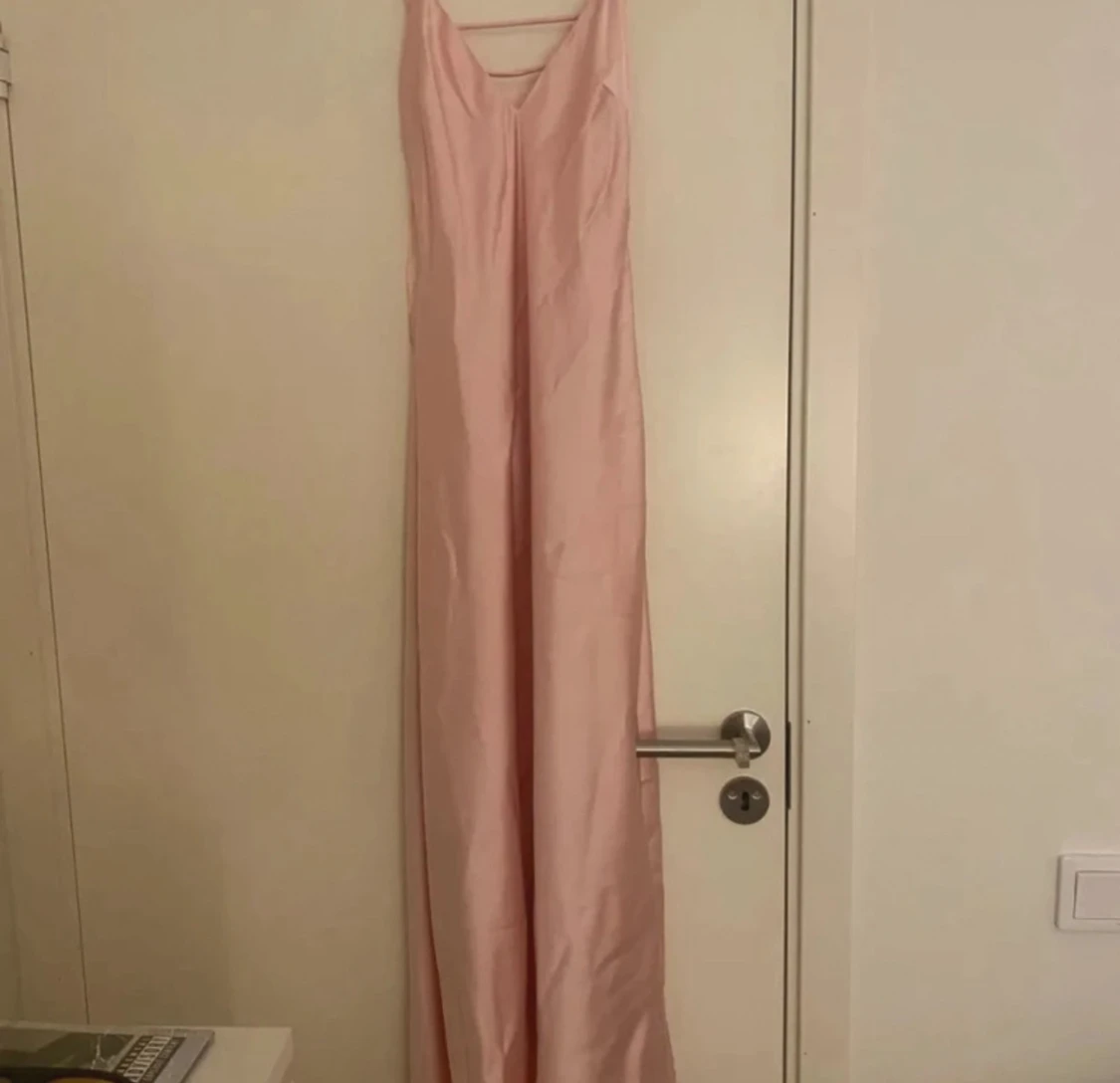 Ljusrosa långklänning i satin - 5