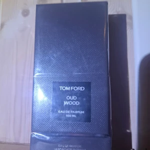 Tom Ford Oud Wood 100ml - Tom Ford Oud Wood Eau de Parfum, 100 ml. En exklusiv parfym i stilren förpackning, perfekt för dig som vill sticka ut med en lyxig touch. Den är äkta och förpackningen är obruten.