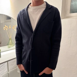 John Henric cardigan  - Navy cardigan från John Henric. Storlek s.
