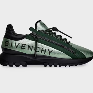 Helt nya Givenchy-skor – aldrig använda!Storlek 42 - Snygga sneakers från Givenchy.Säljer ett par helt nya och äkta Givenchy-skor, aldrig använda och fortfarande i originalförpackning.