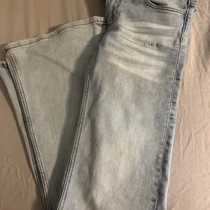 Cheap Monday ljusa bootcut jeans - Snygga ljusblå jeans från Cheap Monda, väldigt populära och i storlek 26/30 