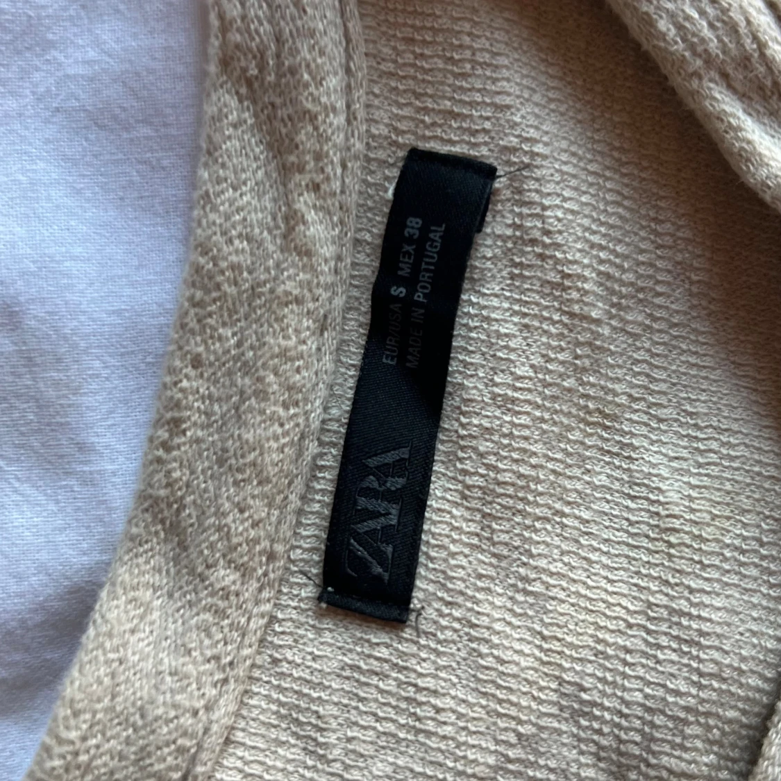 Beige t-shirt med text från Zara - 2