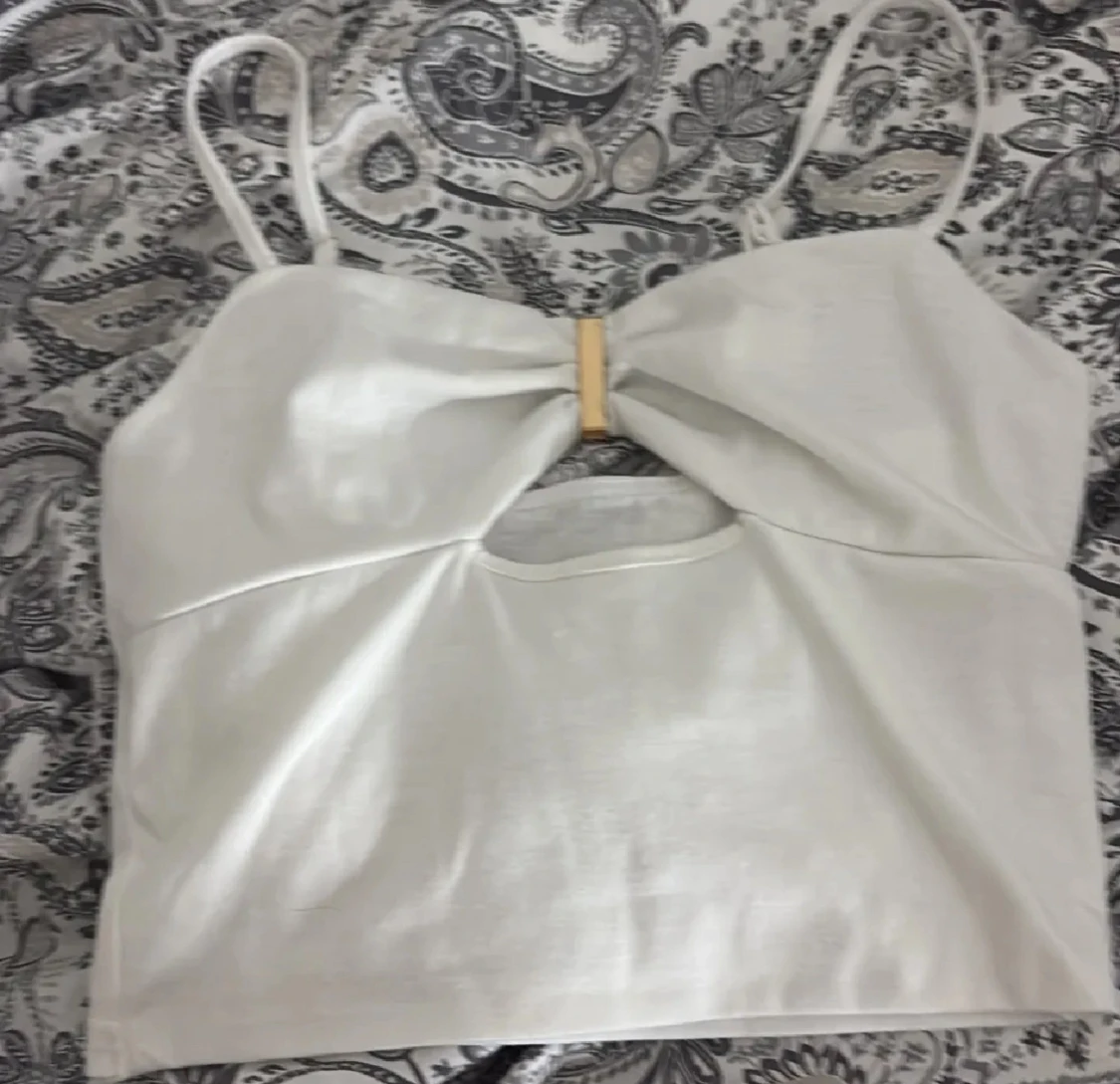 Vit croppad linnetopp med gulddetalj - 1