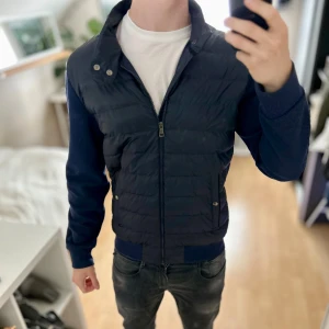 Ralph lauren cardigan  - Säljer en riktigt fet RL cardigan i storlek M/50!🤝Skick : väldigt fint men lappen har lossnat på insidan annars inga defekter!⭐️Nypris e ca 3000kr!🙌Hör gärna av er om ni har funderingar m!👍