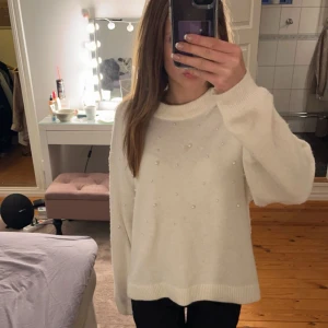 Stickad tröja med pärlor - Säljer en jättefin stickad tröja med pärlor på, den har en liten lortfläck som går bort i tvätten. Annars fint skick!💞💞Fri frakt!