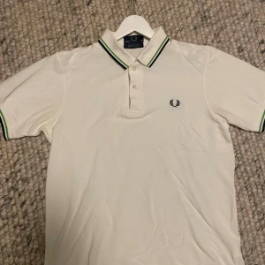 Vit Fred Perry pikétröja  - Mycket snygg och bra skick