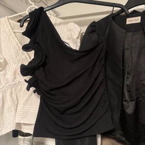 Volang topp  - Fin volang topp med off shoulder arm