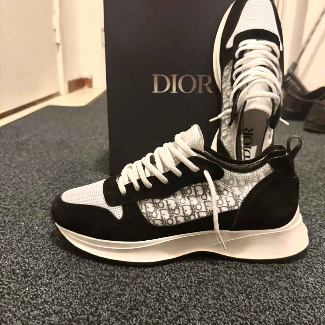 Svarta och vita sneakers