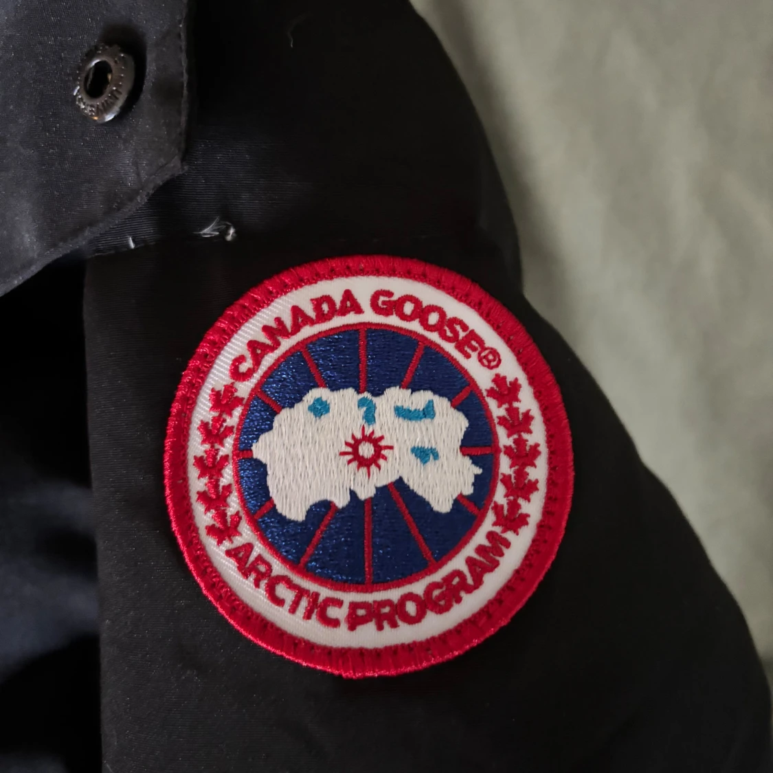 Svart pufferjacka från Canada Goose - 1