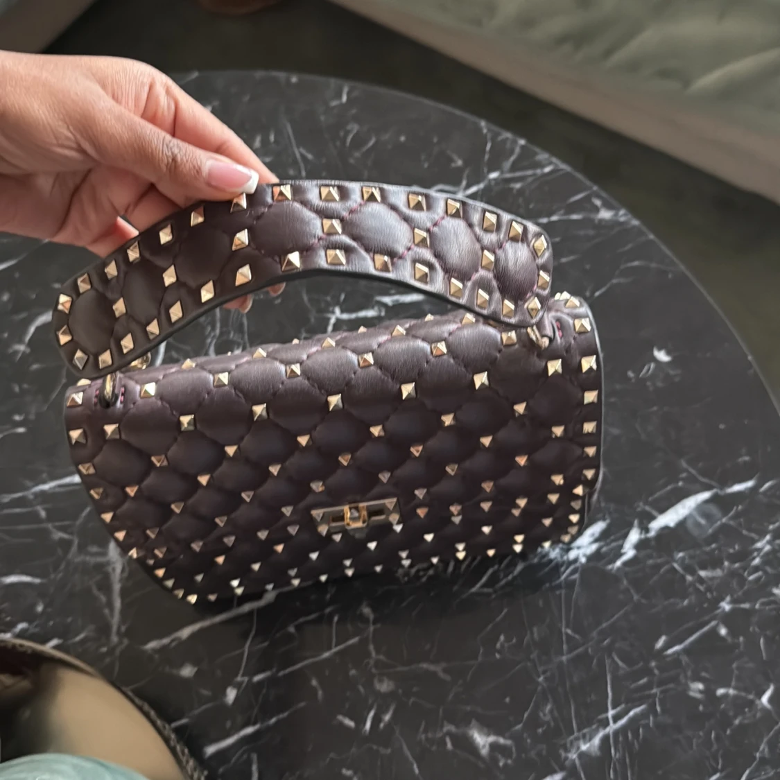 Vinröd handväska med guldnitar  - 1