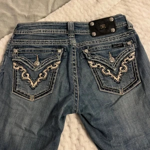 Miss Me jeans  - Miss me jeans med väldigt låg midja och utsvängda/ bootcut ben. Bästa byxorna och formar rumpan så fint. Storlek w29 men lite små i storleken så funkar även W27/W28. 