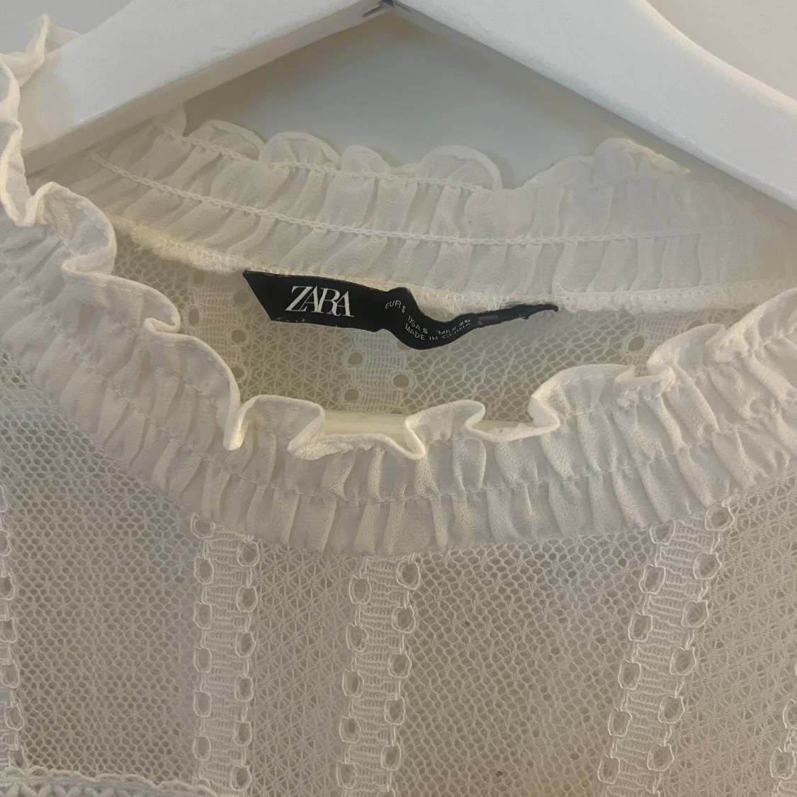 Vit spetsblus med volang från Zara - 2