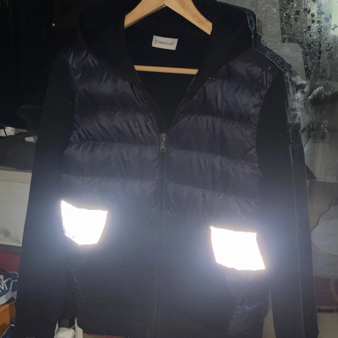 Svart pufferjacka med huva från Moncler - 1