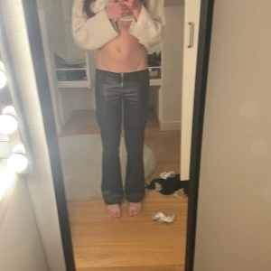 Svarta bootcut byxor i skinnimitation - Skinbyxor från Gina