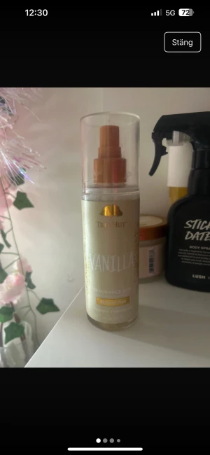 Tree Hut Vanilla Fragrance Mist - Alkoholfri body mist med vanilj, sandelträ och kokoskräm. Återfuktande formula som ger en mjuk känsla på huden. Volym: 240 ml. Tillverkad i USA. Perfekt för dig som vill ha en söt och fräsch doft hela dagen.