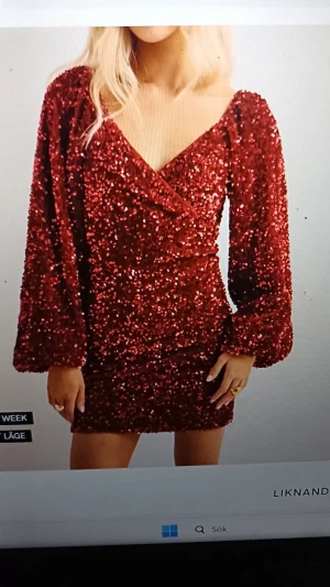 Röd glittrig klänning  - SÖKER DEN! I STORLEK xs eller s 