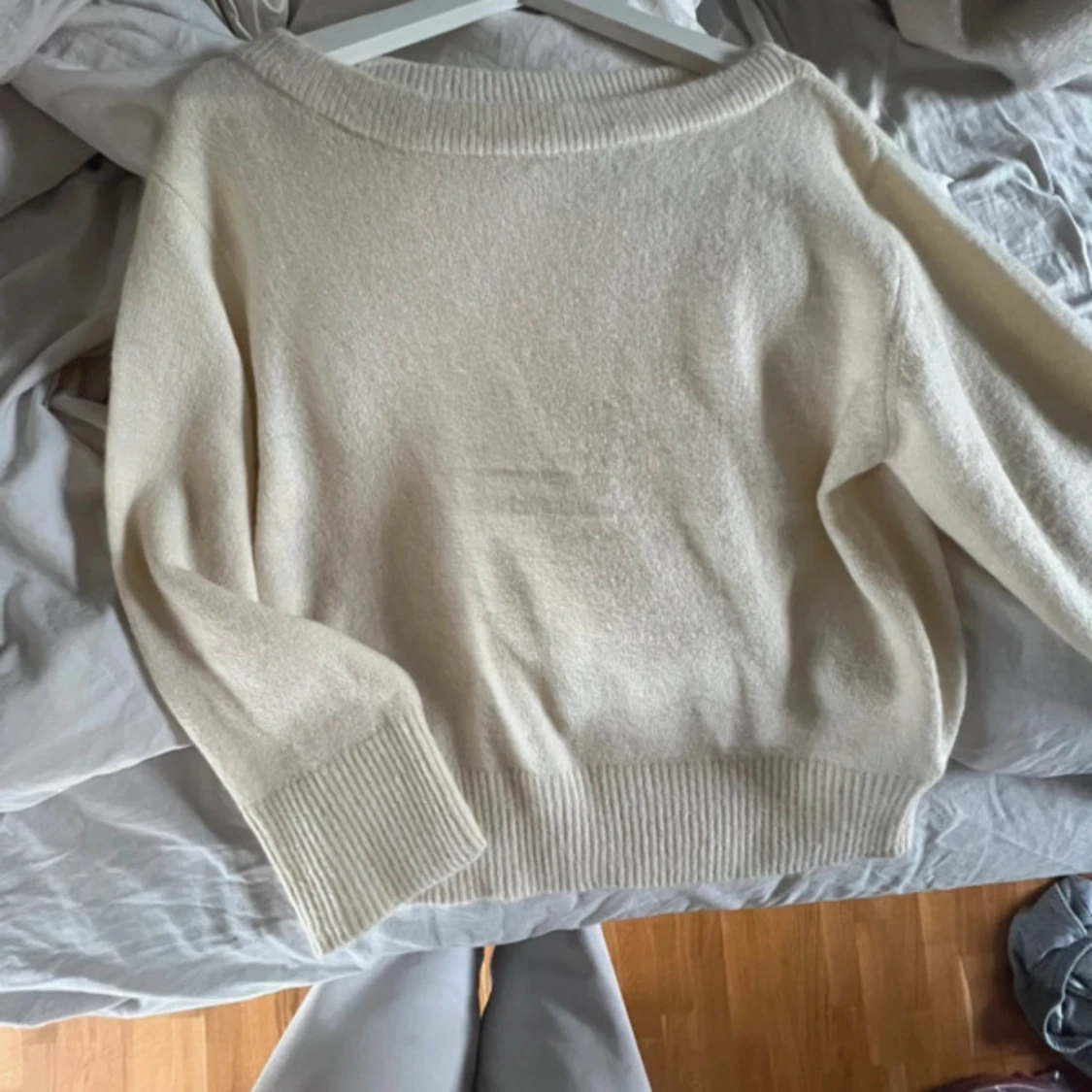 Offshoulder ljusbeige stickad tröja - 2