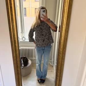 Svartvit rutig overshirt med knappar - Säljer denna sjukt snygga kofta/tunnare kappan från stile Benetton 💘💘💕💕💕 Såå fin verkligen!! Skriv för frågor !!! (Storlek Xl men super liten i storleken)