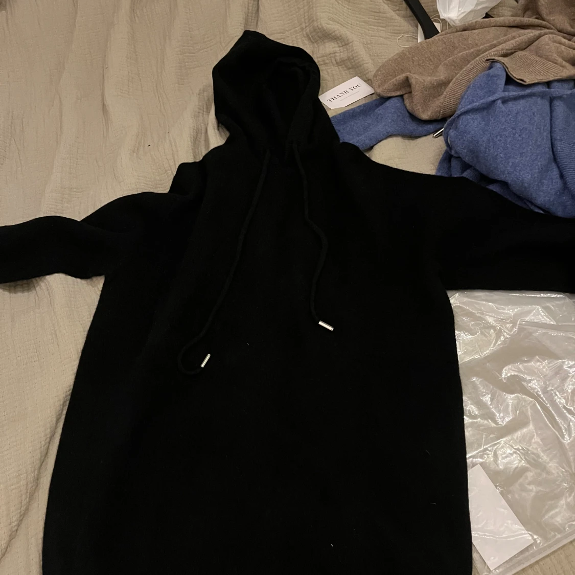 Svart hoodie i merinoull - 2