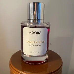 Adora parfym - Säljs då den inte passa mig, inspirerad av Kayali Vanilla 28. Topp noter: Vaniljorchid, Jasmin. Hjärtnoter: Brun socker, Tonkaböna. Basnoter: Vanilj, Amber, Musk, Patchouli