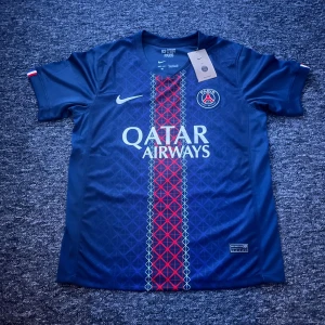 Psg 25/26 hemmatröja Zaïre-Emery - Fet PSG t-shirt med Zaïre-Emery på ryggen!🇫🇷