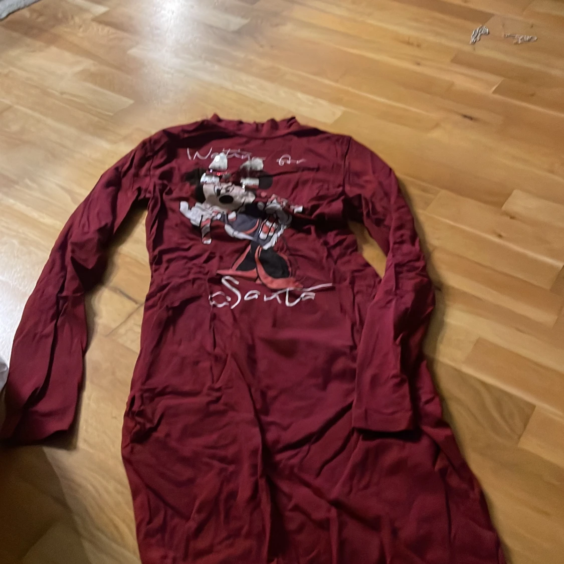 Vinröd Disneyklänning med Minnie Mouse