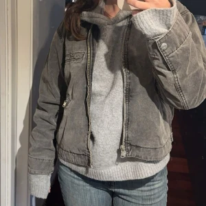 Grå jeansjacka  - Säljer en grå jeansjacka från Zara i storlek S. Jackan har klassisk krage, dragkedja framtill och fickor med dragkedja. Använd fåtal gånger💕