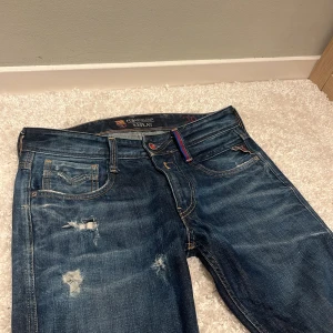 Replay Anbass - Tja säljer dessa as feta och unika Replay Anbass med slitningar. Stl 28/32 skriv om du är intresserad!😉😃