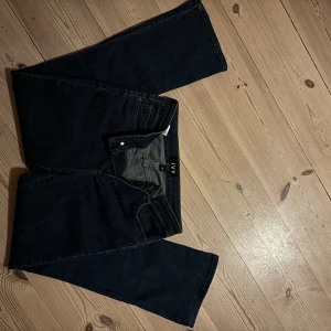 Jeans - Snygga mörkblå jeans från IVY i bootcut-modell. Klassisk femficksdesign med orangea sömmar och normal passform. Jeansen är tillverkade i jeansmaterial och har en stilren look som passar perfekt till sneakers eller boots.
