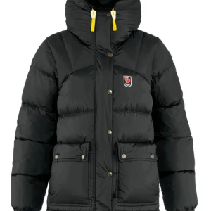 Svart pufferjacka från Fjällräven - Svart pufferjacka från Fjällräven med gul detalj på snörningen och klassisk logga på bröstet. Jackan har hög krage, stora fickor med knappar och dragkedja framtill. tyvärr finns det inget snöre längst upp till. perfekt för kalla dagar 