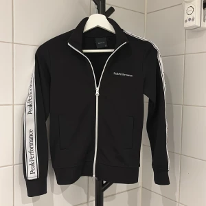 Svart ziptröja Peak Performance 140 - Säljer nu en ass clean Svart ziptröja från Peak Performance inte alls använd mycket, jätte fint skick knappst använd  tillverkas inte längre! Materialet är mjukt och stretchigt, perfekt för chill eller träning. 
