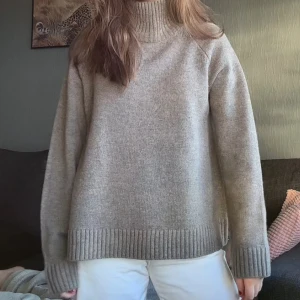 Polotröja från WERA  - Säljer denna snygga och populära polotröja i ull från WERA! Säljer pga att jag har två likadana🩷köpte för 799kr! 