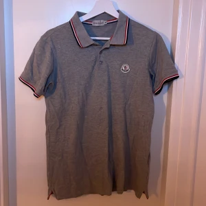 Moncler pike storlek M - Tjena, säljer denna gråa Moncler pikén otroligt bra skick. Pikén är i storlek M och har inga defekter. Mitt pris: 549kr! Tveka inte på att höra av er vid frågor, bilder, funderingar osv.🙌🙌
