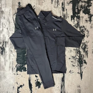 UNDER ARMOUR - VANISH CW TRACKSUIT - Under Armour – Vanish CW tracksuit • Jacka och byxa i matchande färg • Storlekar från XS till 2XL • Går också att få den på sneaks,se