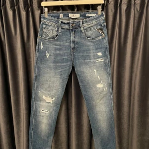 Replay anbass  - Replay anbass aged 10 - skick 9/10, mycket bra skick! - storlek 29/30, men kan även passa 30/30 - as feta jeans med tvär snygga slitningar! - hör av er för mått eller andra frågor🙌