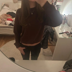 Brun sweatshirt - Säljer en enkel och snygg brun sweatshirt med rund hals och långa ärmar. Tröjan har en loose passform och är tillverkad i mjuk bomull, perfekt för chill dagar. Passar dig som gillar stilrena och bekväma plagg.