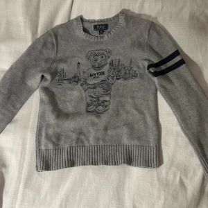 Ralph Laouren  - Tjena. Säljer nu min riktig feta Ralph Laouren tröja som är riktigt nice. Den är i storlek xxs/14-15 och sitter fint. Inga defekter.🤟👌