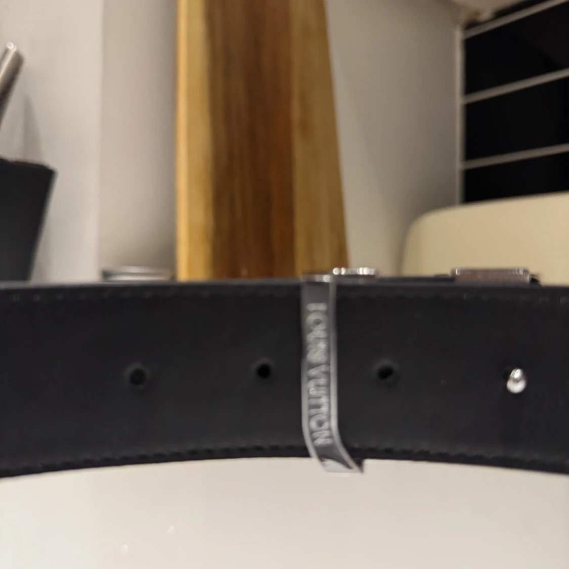 Svart L-V skärp med silverdetaljer - 3