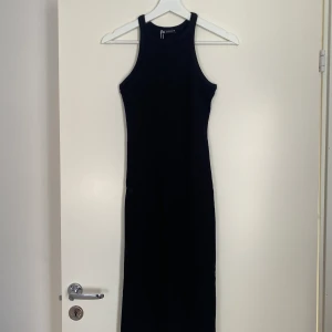 Ribbstickad svart midiklänning - Ribbstickad svart midiklänning från Zara 🖤Oanvänd med prislapp kvar 🖤