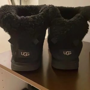 Uggs - Säljer mina jättefina svara uggs (Äkta) köpta för 2500 för två år sen skorna har inga skador förutom att dem är lite creesade osv bara seriösa köpare endast🌸😊  (Säljer bara via Instabox) 