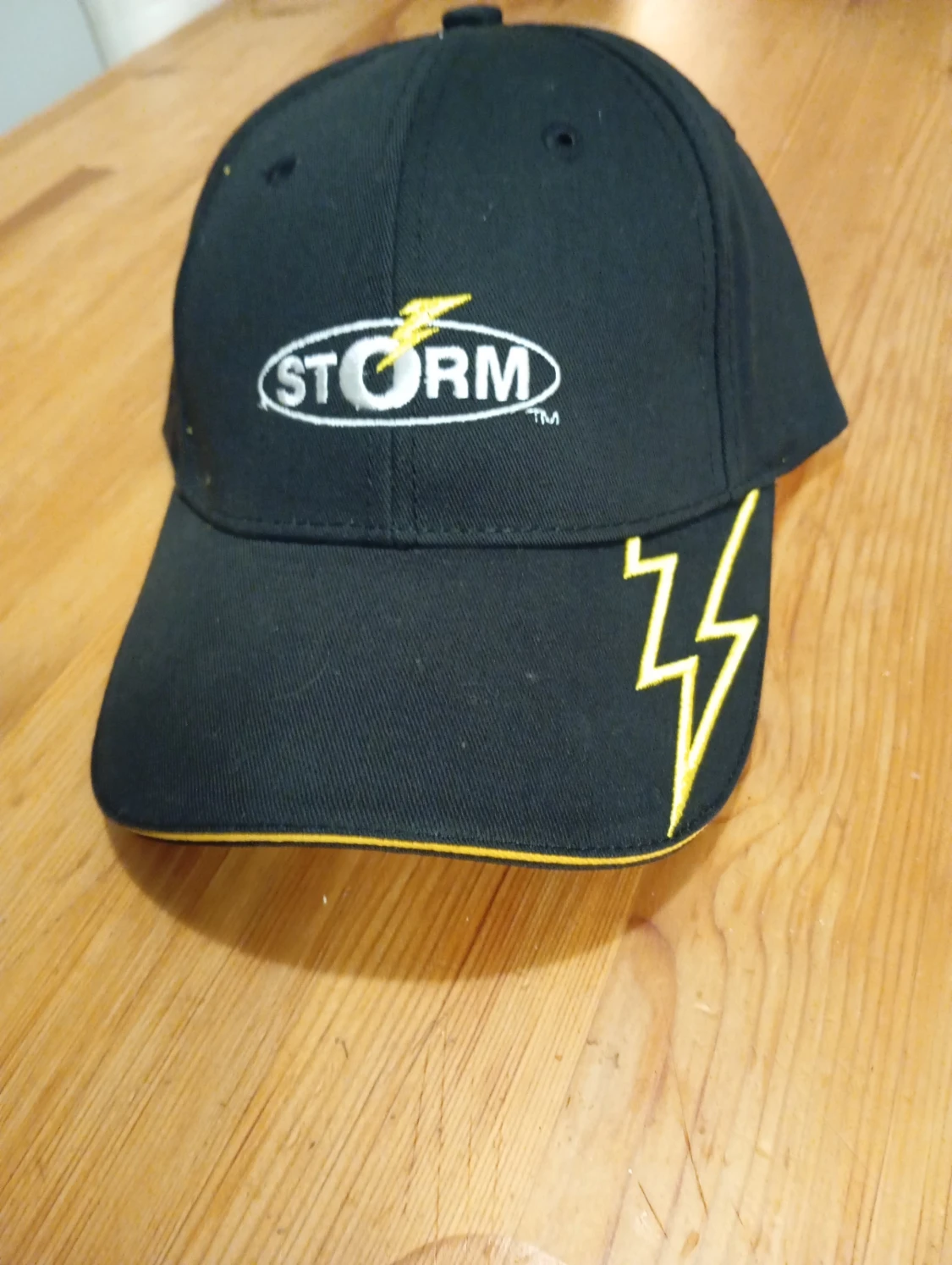Svart Storm keps med blixtdetalj